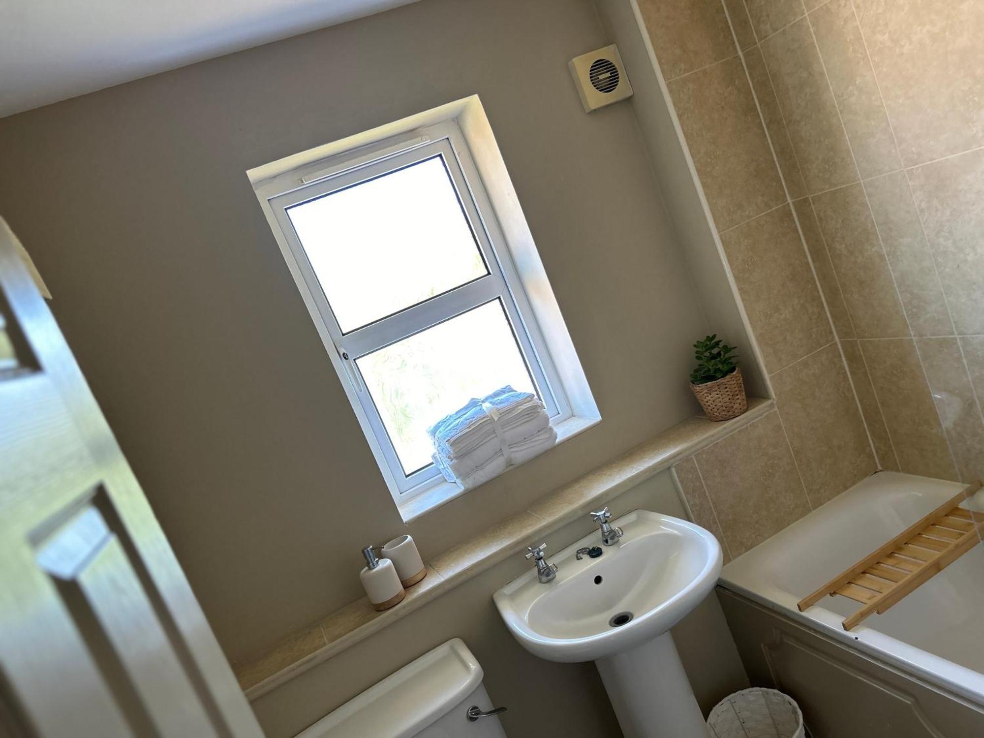 Belfast - Relax & Unwind In Our Skyline Retreat - 3 Bedroom Apartment With Parking Extérieur photo